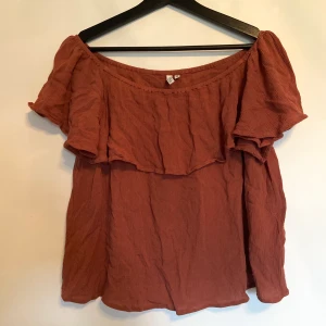 Top från Nelly i st 38 (M), fint skick - Nelly, stl M, använd 1 gång • Skickas med posten, frakten kostar 48:-