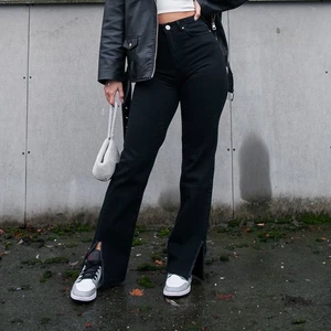 Ida Carlsson X madlady jeans - Säljer mina jätte snygga Ida Carlsson jeans med slits i stolek 34, helt nya, aldrig använda utan endast provade, säljer pga att jag köpte två par