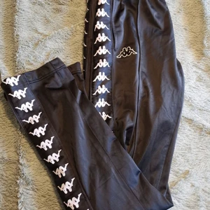 Kappa byxor  - Coola byxor i från kappa med knappar på sidan storlek S säljer för 100kr+ frakt 60