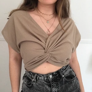 Beige topp från Zara - Supersöt beige topp från Zara i storlek S. Endast använd en gång. Köparen står för frakten. Perfekt nu till sommaren! 🌸💕