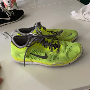 Gula Nike skor  - Ett par gymskor eller träningsskor från Nike i neongula supercool färg. Öglan bak på ena sidan har gått av, annars i fint skick. Storlek 37.5
