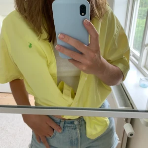 Kortärmad vintage skjorta Ralph Lauren stl M/L - Superfin vintage kortärmad skjorta från Ralph Lauren. Supernajs till sommaren att bara ha över en bikini eller med topp under. Finns många olika sätt att styla på. I storlek M manstorlek, vilket motsvarar typ storlek L i dam. Jag har vanligtvis S för referens. I jättefint skick. Kan mötas upp i Stockholm annars tillkommer frakt :) Tveka inte att höra av er om ni har några frågor. Kika in mina andra annonser, samfraktar gärna :)