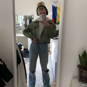 Jacka - Skit ball grön jacka från gina tricot. Kontakta mig vid fler frågor eller andra funderingar 🤍