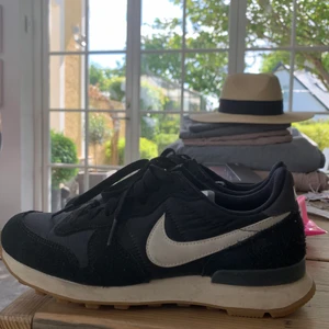 Nike skor - Knappt använda Nike skor i storlek 38.5!