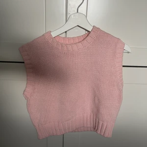 Zara väst - Stickad väst ifrån Zara, använd en gång så den är som ny! 