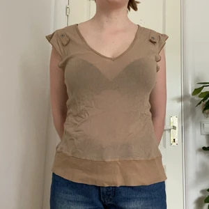 Diesel topp - Snygg beige topp från Diesel som tyvärr inte kommer till användning. Storlek L men jag på bilden brukar ha S/M.