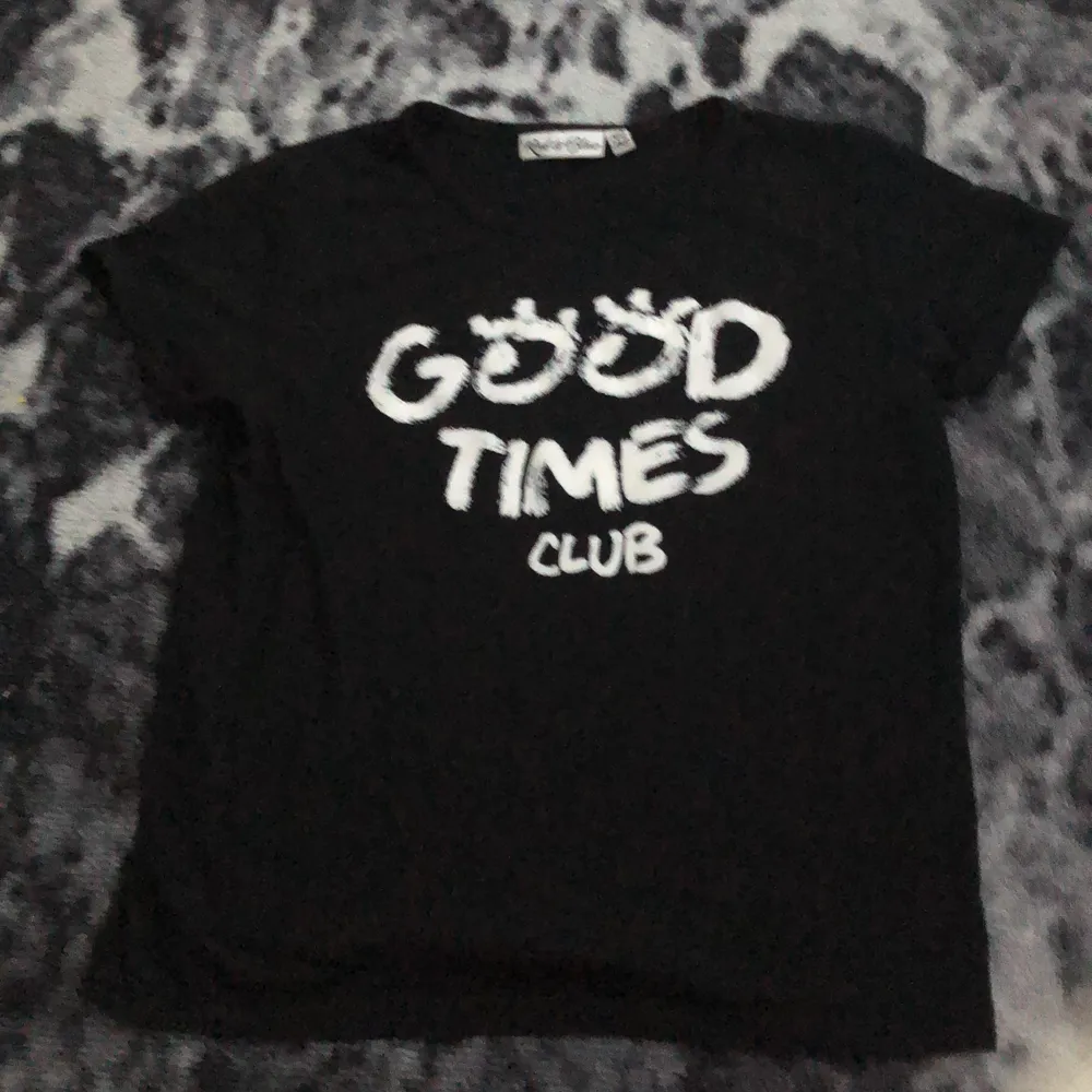 Det står Good Times club . T-shirts.