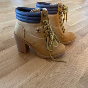 Säljer 3 par skor - Säljer 2 helt nya skor med prislapp kvar, den första är använd ca 2 gånger. Ny pris 399kr st. Köpes paketpris