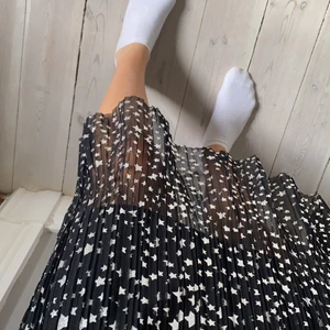 Festlig kjol - Unik kjol med silvriga stjärnor! Endast använd ett par gånger, jättefint skick! 