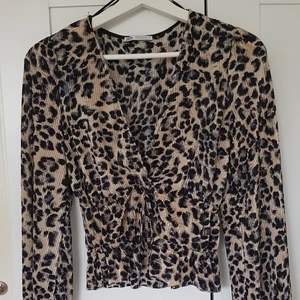 Leopardmönatrad toppen  - Säljer denna superfina toppen från Zara! Knappt använd🌟