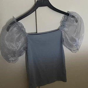 Blå fest topp  - Säljer på grund av att det inte kommer till användning 