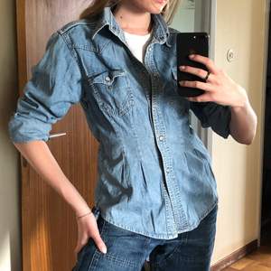 Väl använd, insydd jeansskjorta från Wrangler! Står storlek L men jag skulle säga S/M, men jag föredrar lite lösare skjortor. Möts upp i Stockholm! Skriv vid intresse!🥳