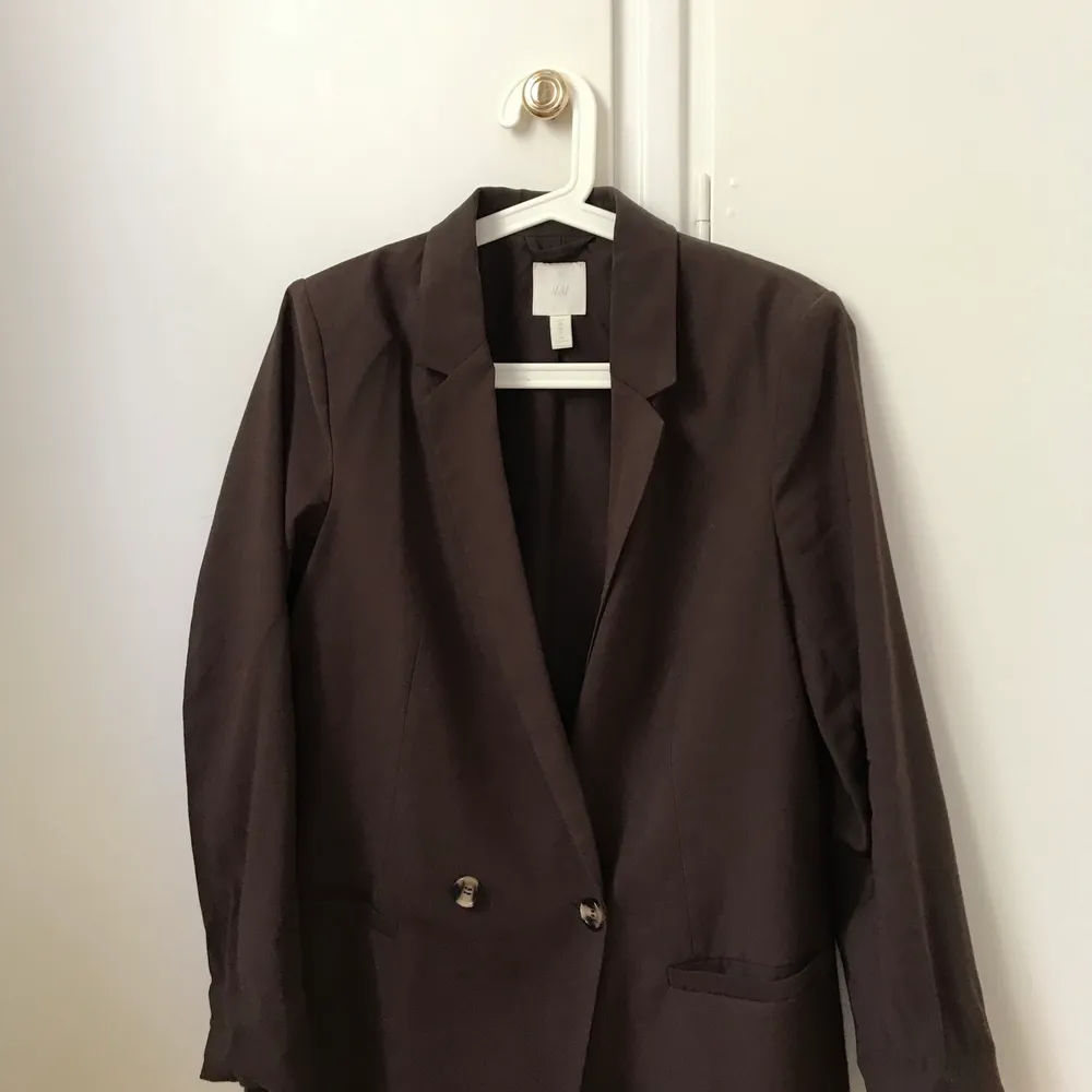 Oversized blazer från HM i en fin mörkbrun färg. Använd under ca 1 månad. Perfekt skick. . Kostymer.