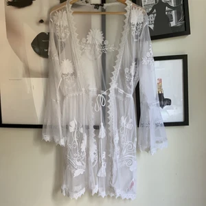 Strandklänning - En jättefin vit strandklänning/ kaftan med broderade detaljer som är perfekt till sommaren att ha över bikinin. Köpte den för 200 kr och den är endast testad (dock inte prislappen kvar). Storleken är M men den passar mig bra och jag har vanligtvis Xs/S :)