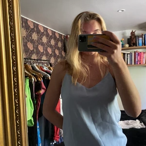 Sommartopp  - Säljer denna fina topp från About Edith. Somrigt och ljusblått, knappt använt🦋