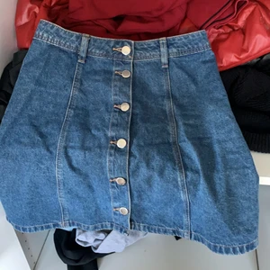 Kjol från H&M, strl S - Använd en gång på skolavslutning för ett år sen, tvättad en gång så bra skick, 
