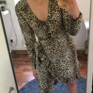 En leopard klänning som inte längre kommer till användning. Knytning på sidan och finns även ett spänne i mitten som man knäpper klänningen med. Storlek xs men passar även s❤️