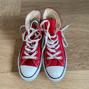 Röda converse i storlek 36,5 - Äkta röda converse i storlek 36,5! Använd några gånger så är ej i nyskick! Frakt ingår i priset!