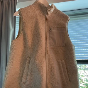 Fluffig väst!🧡🧡 - Fin väst från Lindex! Använder inte längre ☀️