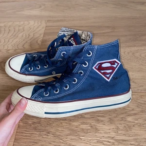 Superman special edition converse storlek 36 - Äkta blå superman special edition converse med röda detaljer. Köpta i storlek 36. Användt sparsamt & i bra skick, något gulaktig sula. Frakt ingår i priset!