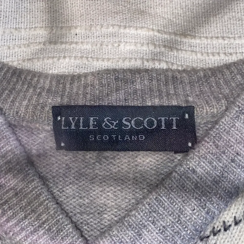 Säljer denna skiiiit fina stickade Lyle&scott tröjan!! Jätte bekväm och nästan helt oanvänd 💓 säljer pga att jag har nästan en likadan🤍 (frakten ingår inte) storlek vet jag inte om men sitter ungeför som en L-M men även jag som har S-XS kan ha den om man gillar oversize 🥰 . Stickat.