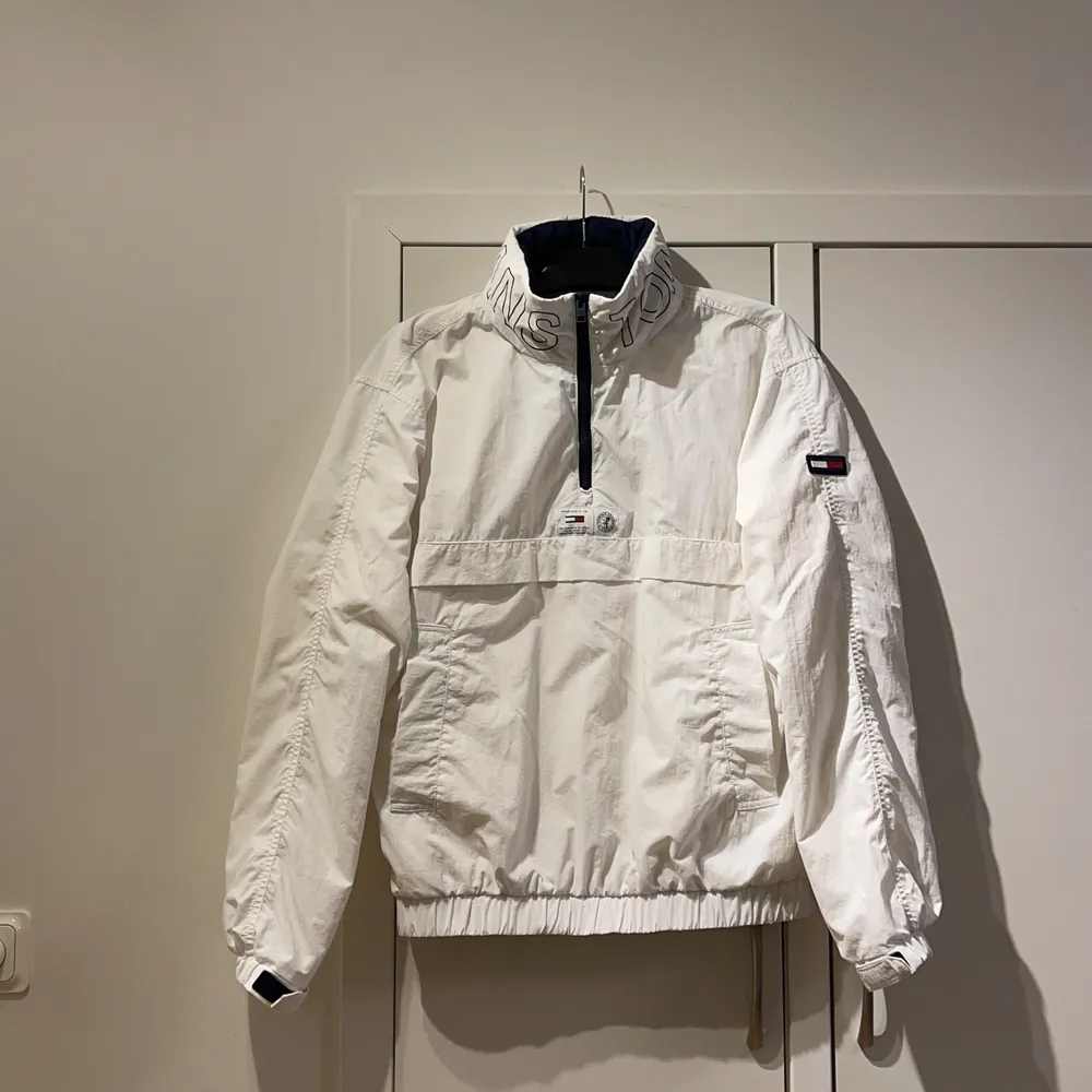 Säljer denna suuupersnygga unisex vindjackan från Tommy Hilfiger pga för liten. Använd väldigt lite, inga fläckar eller skador - bra skick. En jacka med många snygga detaljer som ex ett stort Tommy Hilfiger märke på vänstra armen. Det finns även en luva man kan ta ut som på bilderna ligger i kragen. Så man kan bestämma lite själv om man vill ha luva på jackan eller inte. Köpt för 1 600kr. Säljer för 400kr. Passar både för S och M💕. Jackor.