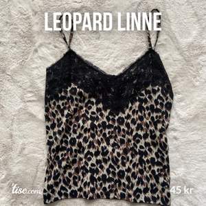 Leopard linne med spetsdetalj i storlek S🤍