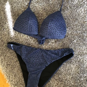 Ny bikini från Calzedonia ☀️🍦👙 -  •Storlek: S. Superfin modell ❣️ •Pris: 100 kr totalt •Fodrade kupor som formar och ger fantastisk support •Säljs endast tillsammans (topp + underdel) •Aldrig använd eller provad 📬Kan skickas mot fraktkostnad(48 kr) 🚫Djurfritt och rökfritt hem 📍Kan mötes upp i Mölnlycke