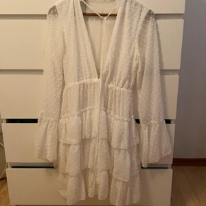 Vit klänning - Säljer min superfina klänning jag hade på skolavslutningen!! Den är som ny, endast använd 2 gånger💕 säljer pågrund av att den är för liten! 250kr+frakt
