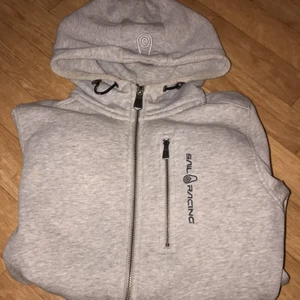 Sailracing, strl xs/s (eget prisförslag) - Gråa sailrasing hoodie strl xs/s,  lite smink på insidan (ser mer ut på bilden än vad de är)  men inget som syns när man har på sig tröjan , och vid dragkedjan har de blivit ett litet hål/ att dragkedjan gått sönder pga tvättmaskinen,  vilket gör de svårare att stänga men de går att laga, (därför kom med  eget prisförslag)💕 ny pris 809kr
