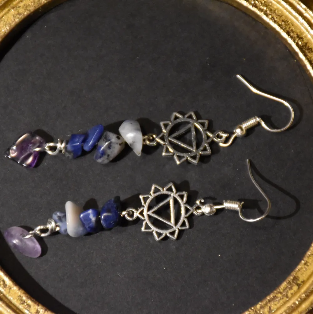 Örhängen med äkta lapiz lazuli och ametist. Krokarna är nickelfria. . Accessoarer.
