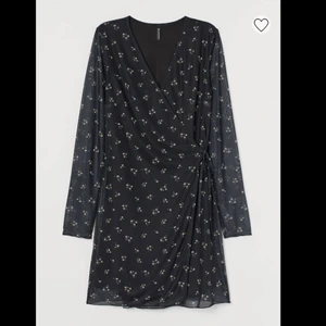 Omlottklänning - En super fin blommig omlottklänning med spets på ärmarna. Hekt ny. Storlek xs