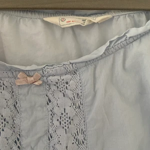 Babyblå blus från Odd Molly storlek 2 - Babyblå blus från Odd Molly i storlek 2 motsvarande 38. Jättefin och i jättefint skick!