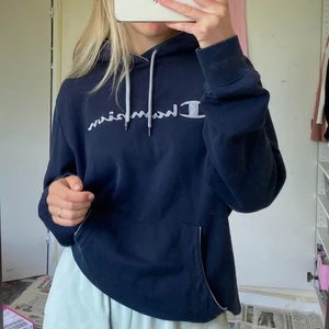 Hoodie - Hoodie från champion i storlek XL så sitter oversized på mig som brukar ha S/M❤️‍🔥FRAKT INGÅR 