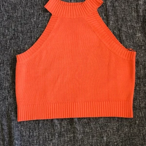 Linne från Gina Tricot, S: medium - Orange stickad linne från Gina Tricot. Mycket trevligt för sommarkvällar. Storleken är medium men men passar lite snävare. Betalning med Swish, köparen står för frakt (+45 kr). Dm om ni har frågor!!💞