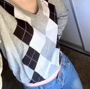 Tröja vintage  - Jätte snygg rutig tröja med glitter trådar från 90-talet. (Den är ifrån ”tutti frutti”)  Stl M men passar XS-S. Använd men jättefint skick 🥰