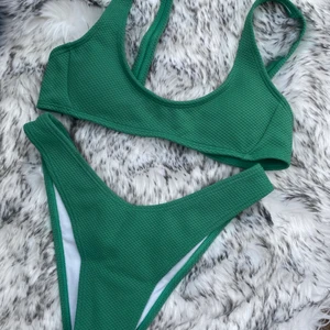 Ny bikini  - Ny grön bikini från shein i stl S. Överdelen är lite liten i storleken. Endast testad!💚 70:-