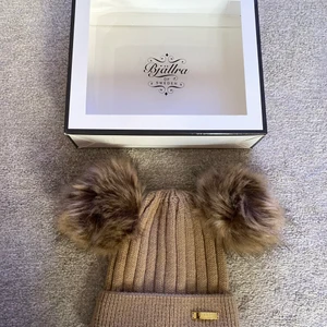 Bjällra of sweden  - Mössa från bjällra of sweden i färgen beige. Helt oanvänd i kartong 