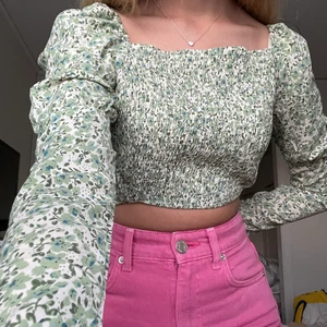 topp - oanvänd blommig tröja i storlek XS. Vid fler bilder eller frågor tveka inte att fråga. Köparen står för fraktkostnaden.
