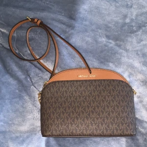 Michael Kors väska  - Har en väska som har stått i garderoben i 2 månader och har använt den en gång. Priset kan även diskuteras.