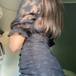 Stjärn klänning från asos - Min gamla nyårsflamma som jag brukar säga. Skit snygg sexig svart stjärnklännin. Är du ute efter att få några extra ögon på dig och vill du att din vackra figur ska lyssa genom rummet är denna perfekt för dig. Använd 1 gång. Storlek 36 med en dragkedja på sidan 