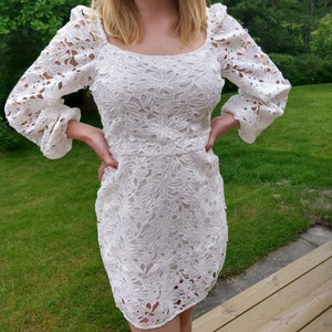 Studentklänning - Tar du studenten snart och behöver en sista minuten-klänning? Säljer nu min fina studentklänning som köptes på Plick men som ursprungligen är från NA-KD✨ Innerfodret är viskos och spetsen är polyester. Passar mig som är en 38:a💞 Kan mötas i Gbg eller så står köparen står för frakten