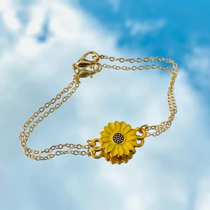 Armband med solros  - Handgjort armband med guldpläterad berlock och kedja i förgyllt järn. Armbandet är cirka 17cm långt men längden kan justeras om så önskas 🌼 Armbandet levereras i en fin liten presentpåse. Frakt på 15kr tillkommer 🌞