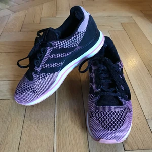 Rosa & Svart, Adidas Originals ZX 500 Weber Pack, 37 - Grymt snygga sneakers som gör lite ont att släppa, men måste rensa ut och ge plats! Rosa och svarta adidasskor, Adidas Originals ZX 500 Weber Pack, i storlek 37 men går säkert också för 36 eller 36,5. Liten slitning i bakre häls insida, men inget man tänker på tycker jag! Kan mötas i Stockholm eller skicka mot fraktkostnad 99:-! ✨🌷✨  