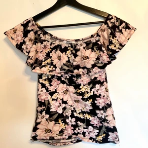 Blommig top från GinaTricot i stl S, fint skick  - GinaTricot, stl S, fint skick • Skickas med posten, frakten kostar 48:-