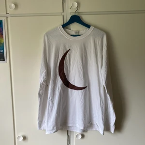 Officiel Lany Merch - Merch från albumet "Malibu Nights". En måne på framsidan. "Malibu nights" & två palmer på baksidan. LANY skrivet på båda ärmarna.