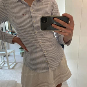 Randig Skjorta - Sjukt frun randig skjorta från Hollister i nyskick💛 Perfekt till sommaren och våren✨