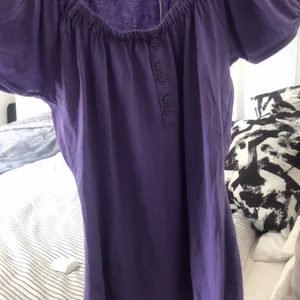 Esperit topp - Tröja från esprit. Säljer för att den inte riktigt var min stil. Det är ett band längst ner på tröjan så man kan dra åt den. Man kan ha den offshoulder men annars som en vanlig tröja. Använd 1 gång