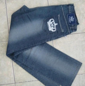 Snyggaste Victoria Beckham jeans - Jättesnygga Victoria Beckham jeans. Köpt secondhand men var tyvärr för stora😓 frakten står kunden för och är utöver priset, budgivning ifall många är intresseradr