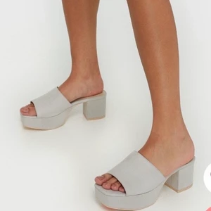 Sommar skor! 💛 - De finaste sommar klackarna! Såå bekväma och lätta att gå i! Sitter så fint🧚‍♀️ använda vid 1 tillfälle! 